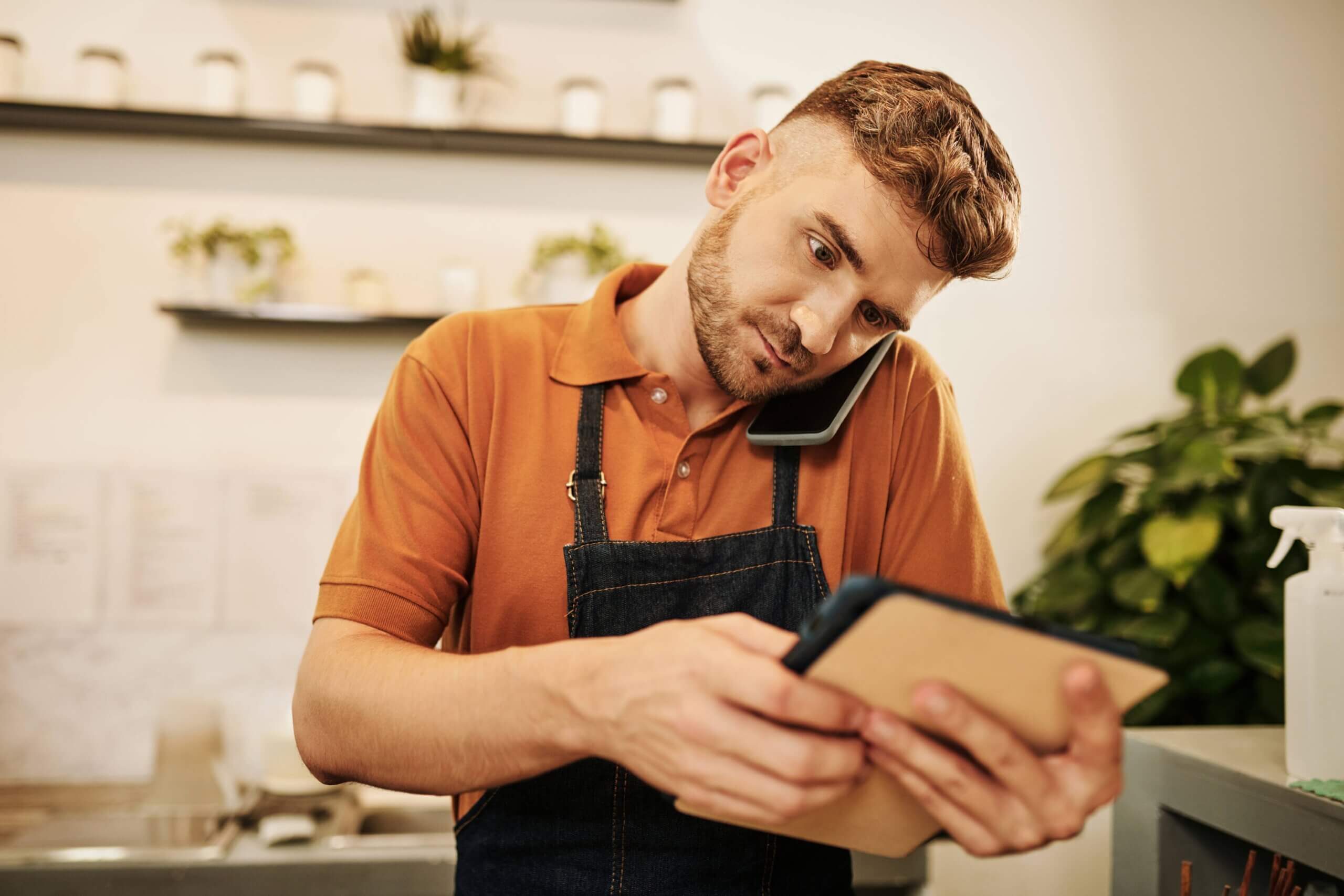 a restaurant employee using features of a restaurant pos system