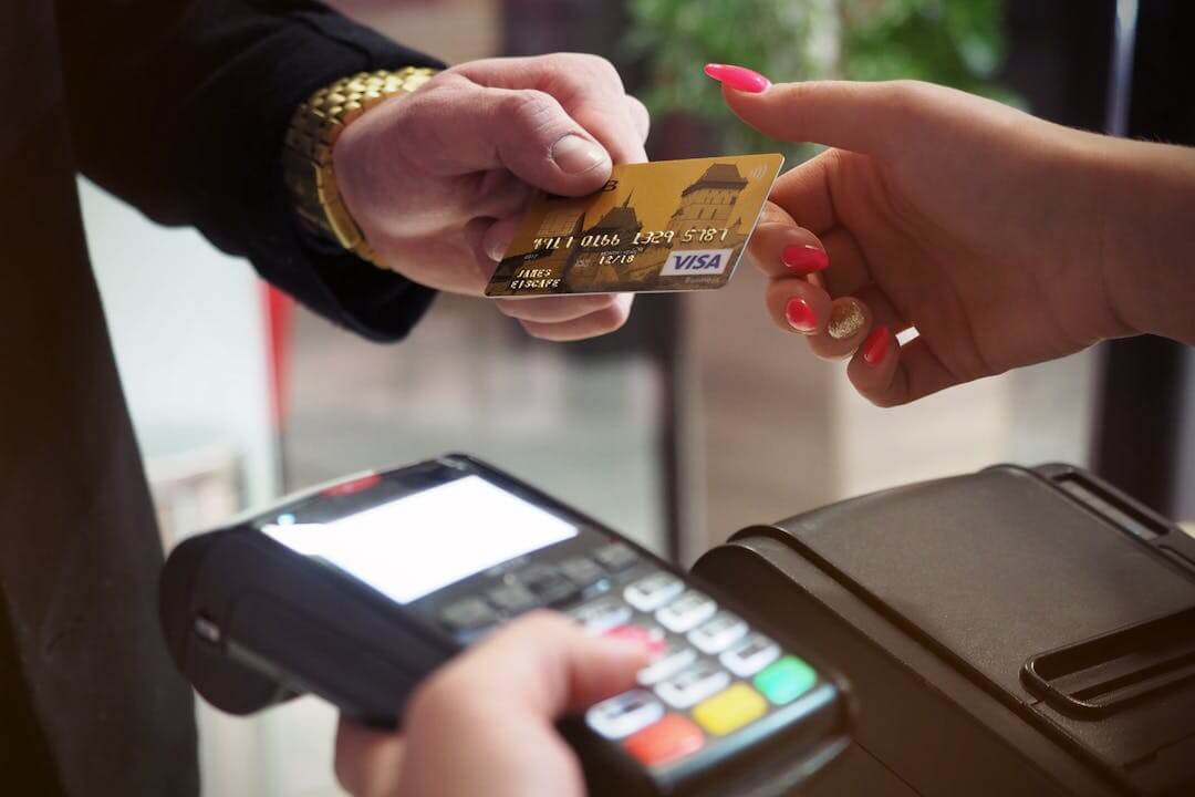 customer making payment as a part of the digital marketing trends