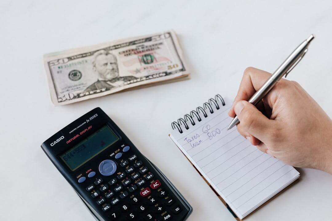 picture shows a calculator, notebook and money to indicate that wireless pos system benefits